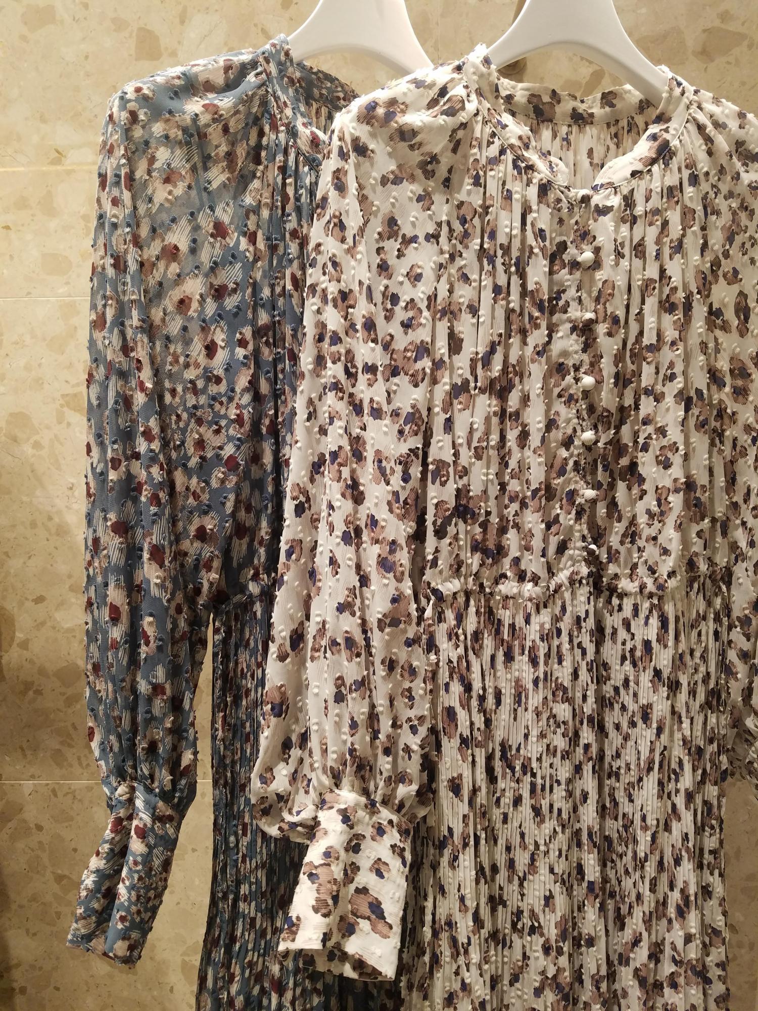 柄ワンピースのご紹介です Staff Outfit Adam Et Rope アダムエロペ
