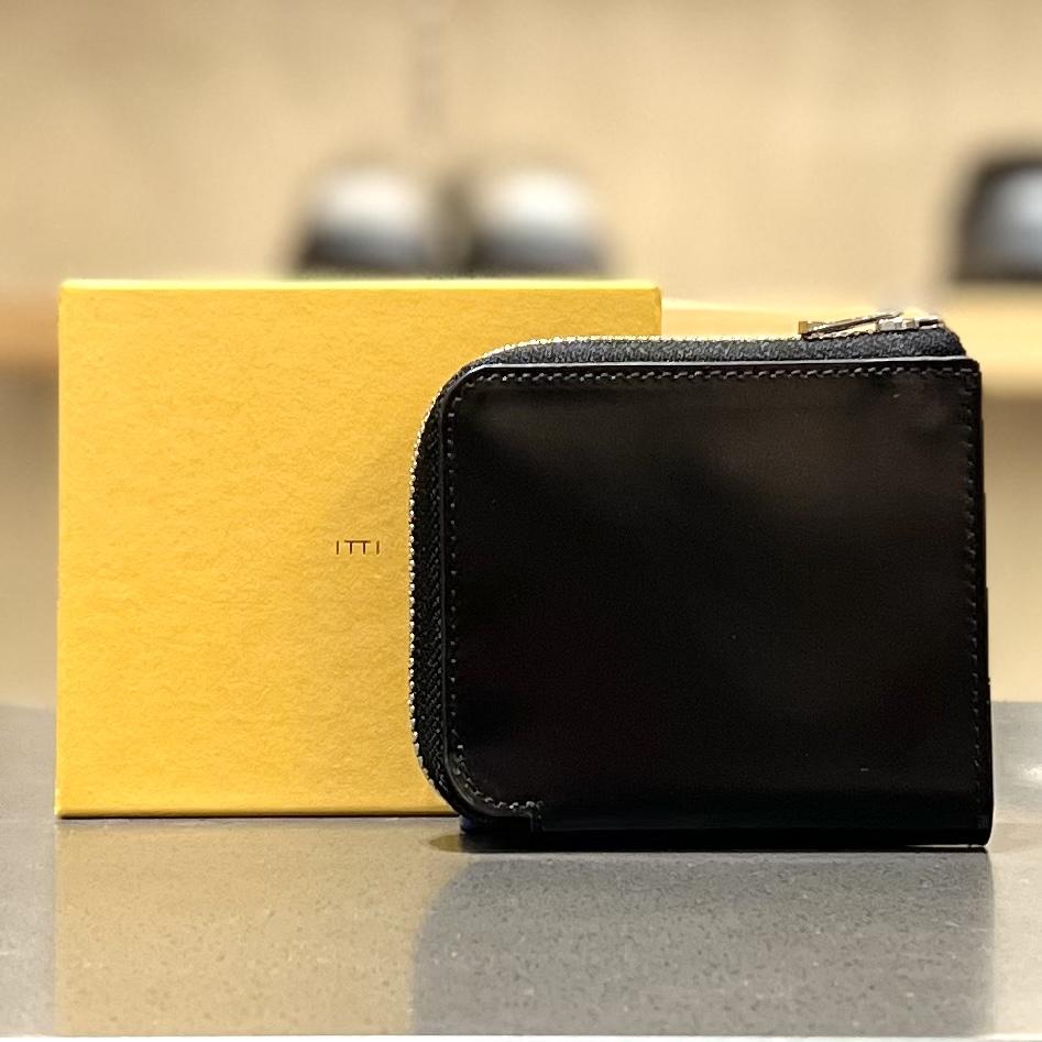 ITTI CRISTY VERY COMPACT WLT .5 / CARNO | STAFF OUTFIT | ADAM ET  