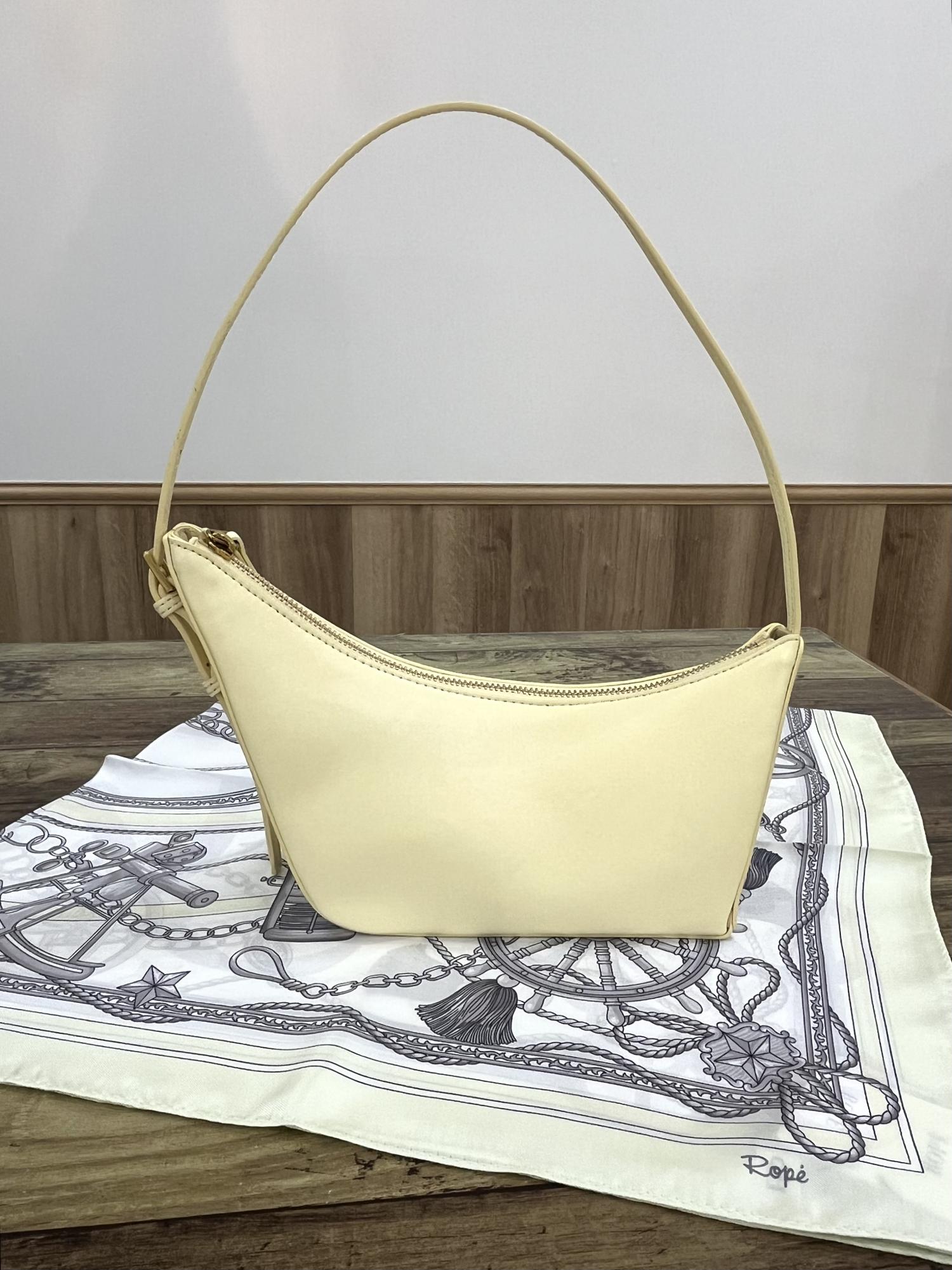ヨットのようなフォルムのAriana Bag / Asa / ROPÉ ｜J