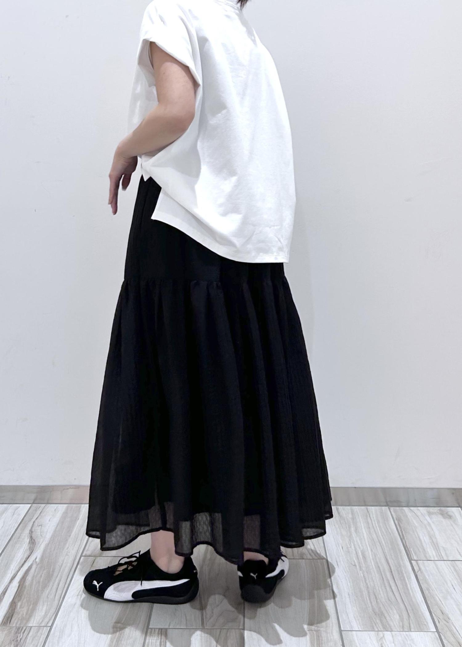 シンプル＆エレガント：白Tシャツ×ブラックティアードスカートの