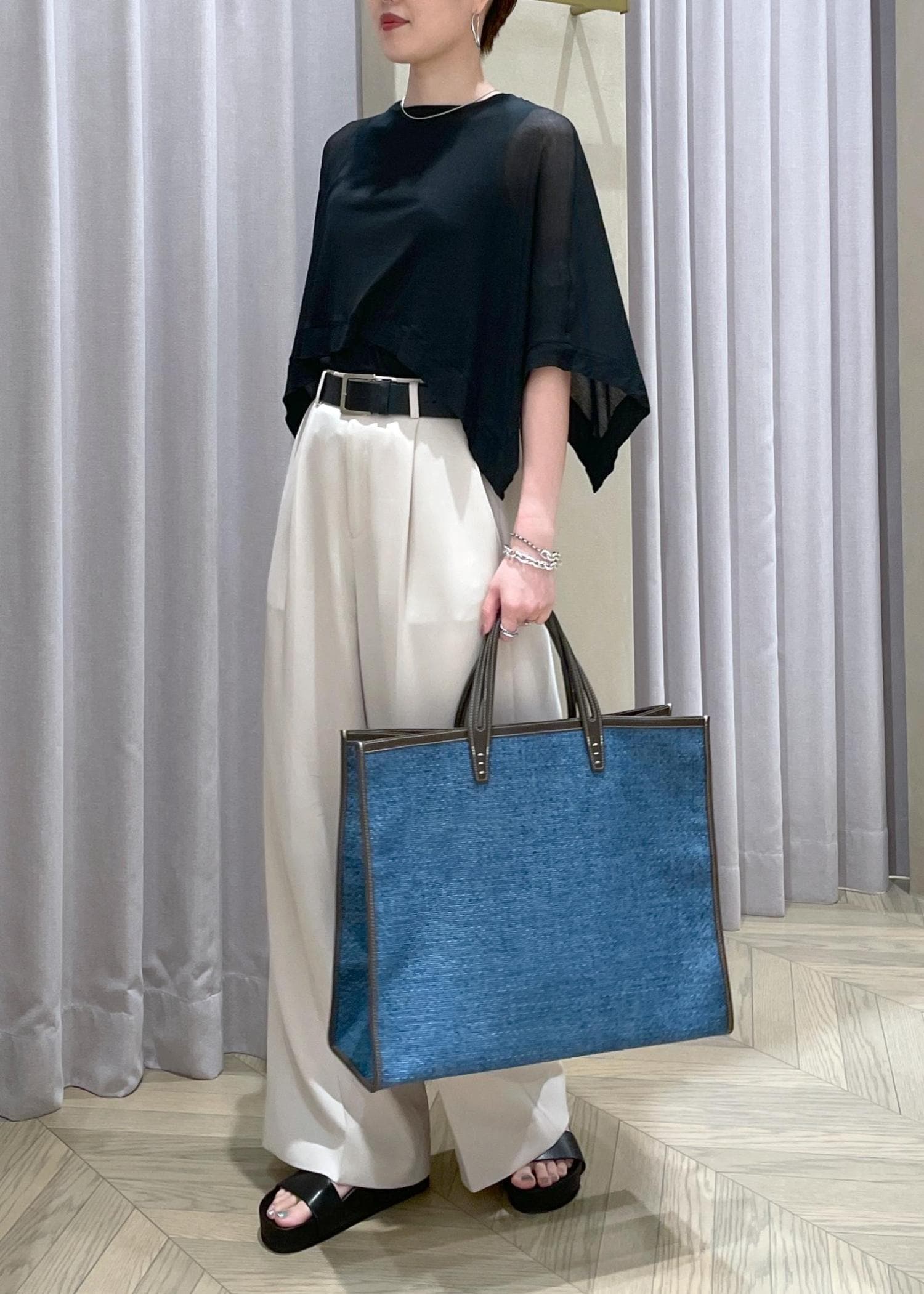 さっと着れる どんなボトムと合わせてもOKHermesHモチーフケープ ケープ×パンツスタイリング / usami / ROPÉ ｜J'aDoRe JUN ONLINE