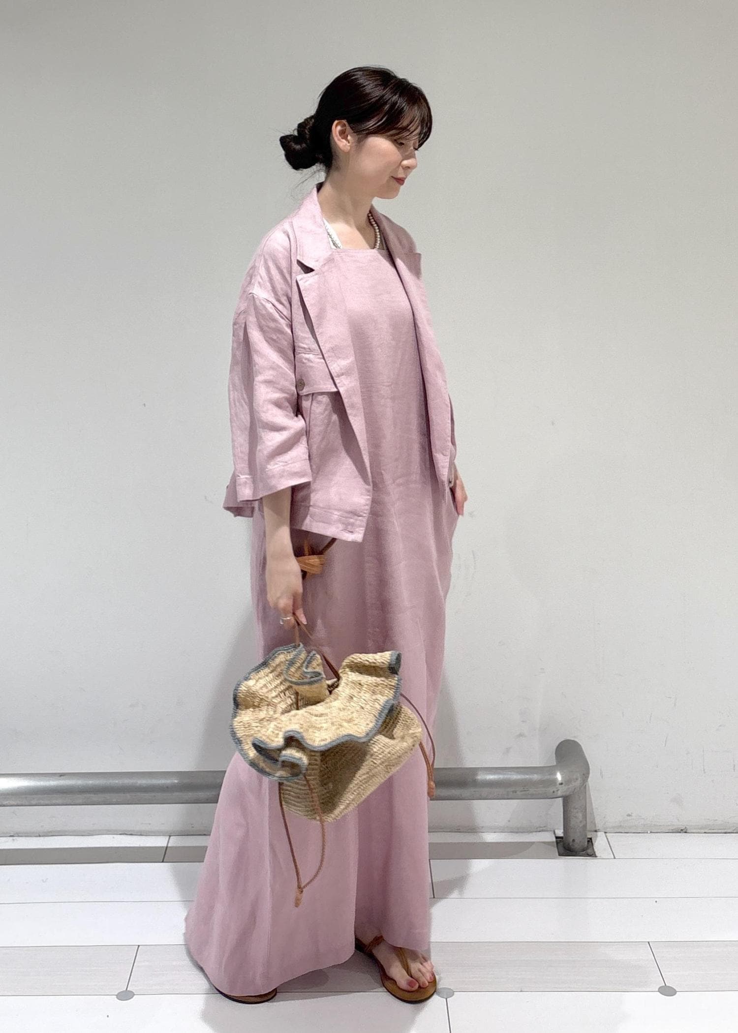 夏にぴったり♪ゆったりロングワンピース 裾ピンクがアクセントで女子会映え！ 大人ピンクのおでかけサマーコーデ / KURA / ROPÉ ｜J'aDoRe JUN