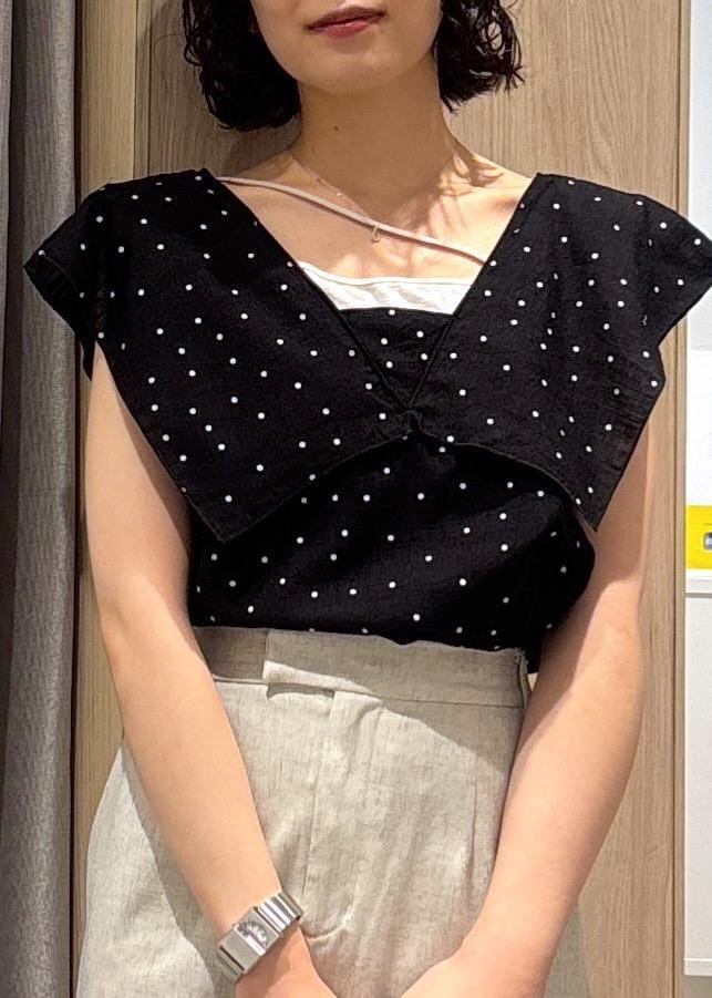 大人気❗️夏のシンプルトップス　お出かけにもぴったり！デートに女子会に活躍 花柄 シャツ トップス ショート丈 ラウンドネック 半袖 プル