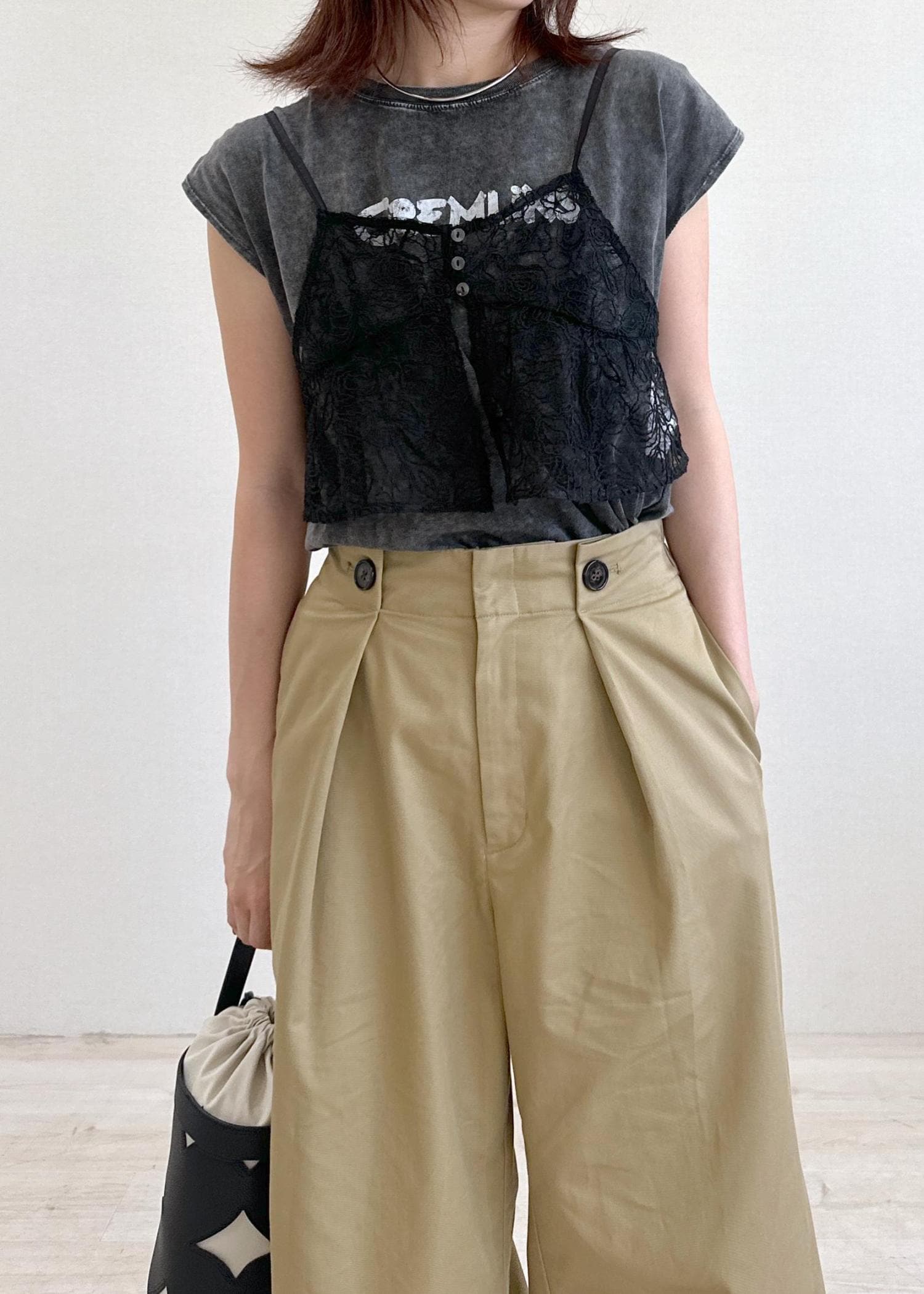 【どんなコーデにも合わせやすい♪】CHANEL Tシャツ styling】白Tシャツの着こなし方特集| ワールド オンライン