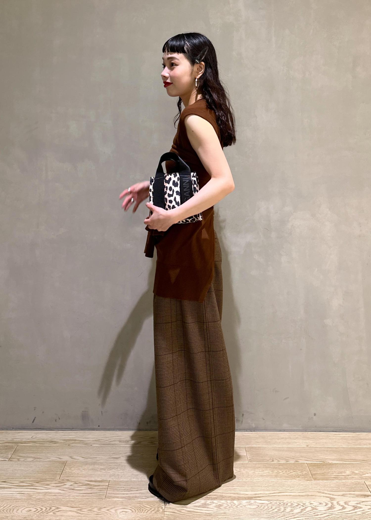 落ち着きブラウン編み込み 2WAY大きめバッグで大人上品コーデ 秋のブラウンコーデ / akari / ADAM ET ROPÉ FEMME ｜J'aDoRe