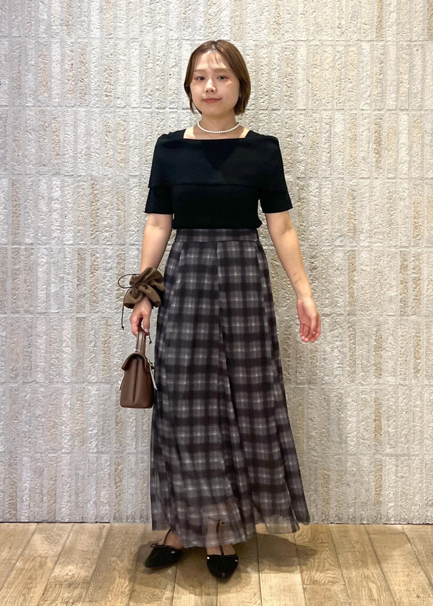 落ち着きブラウン編み込み 2WAY大きめバッグで大人上品コーデ aco / UNIQLO(ユニクロ)の「レザータッチ2WAYボストンバッグ」を