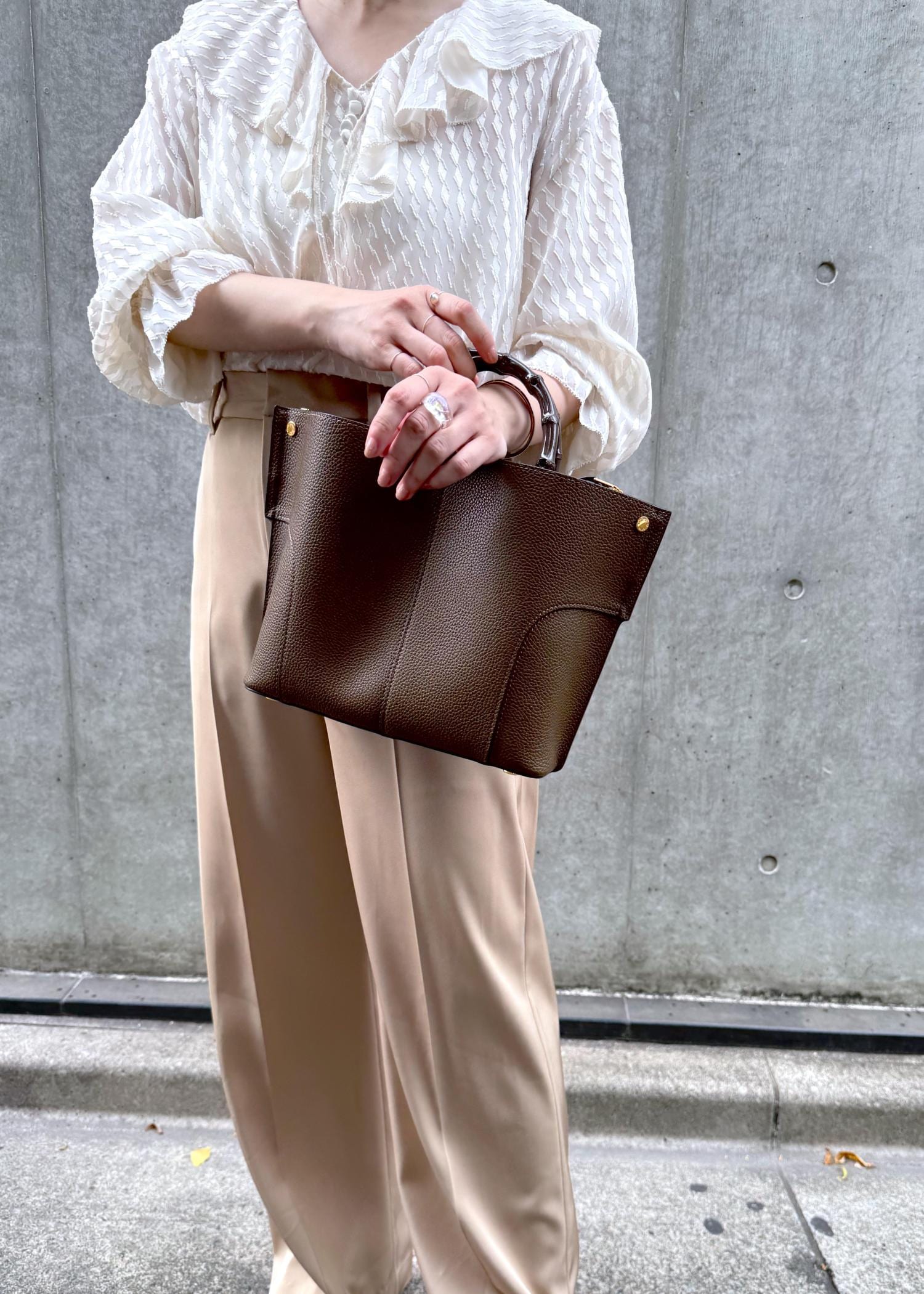 UNITED ARROWS ラッフル Vネック ブラウス ベージュ 日本製 UNITED ARROWS（ユナイテッドアローズ）の「＜UNITED ARROWS